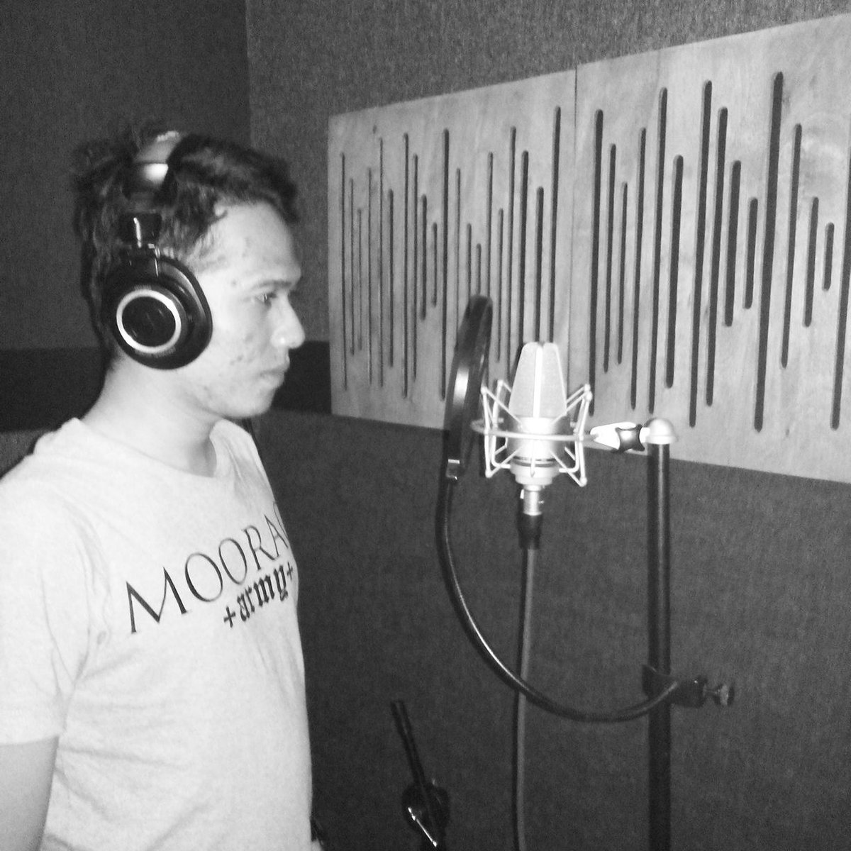 <a href="/anggunrawkskin/">Angon ⚡</a> vocalist @BYEBYEBUNNY_13 take vocal:)