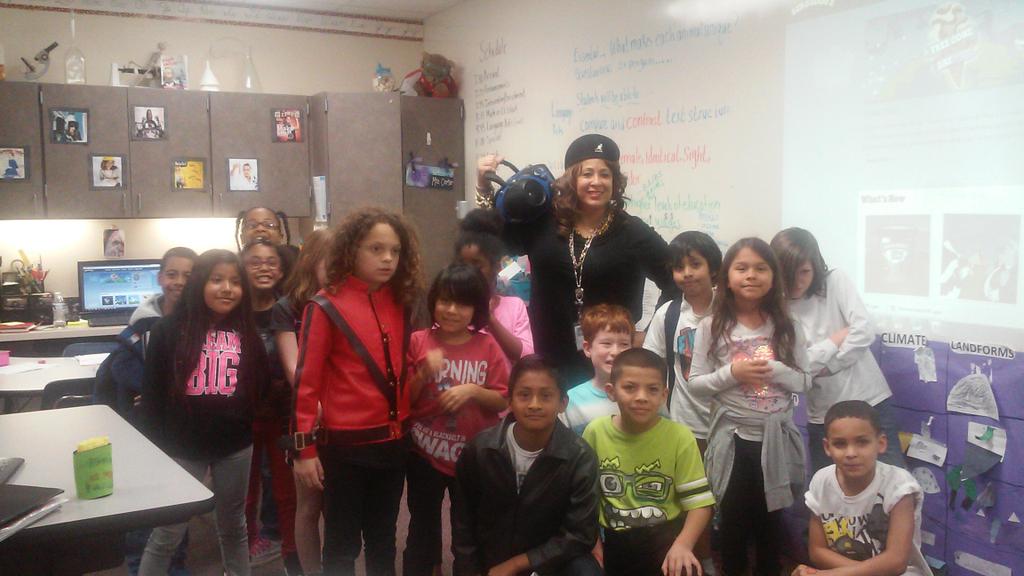 MCarterClass's tweet photo. Library week - http://t.co/b7YT1TFke2