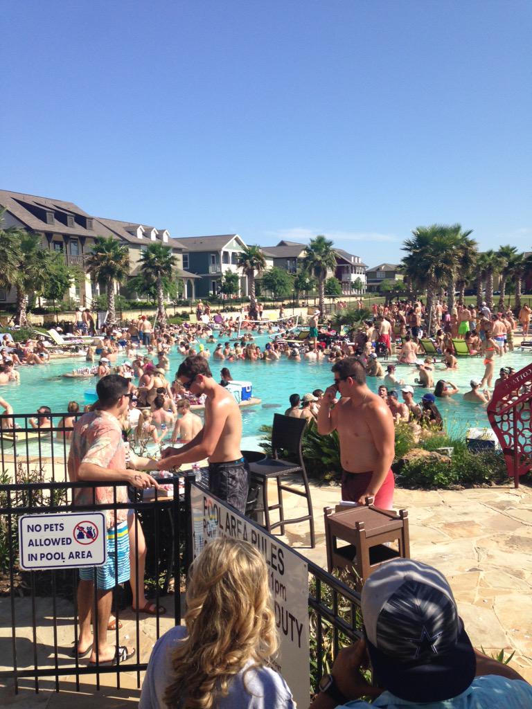 MaroonPoolsCo's tweet image. @cottages our pools get super busy on the weekend!! #Pools #blue #PoolSeason2015