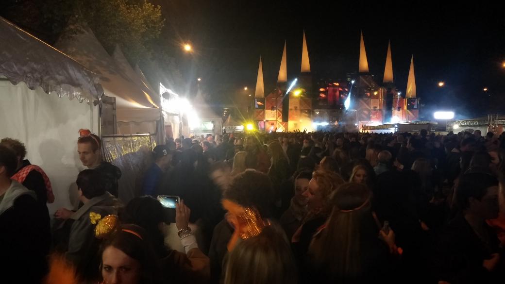 Hoefakker's tweet photo. Arnhem bruist tijdens Koningsnacht, de regen bleef uit. Volgens organisator #8Bahn topavond en opkomst. @OmroepGLD http://t.co/mz9HXytw7G