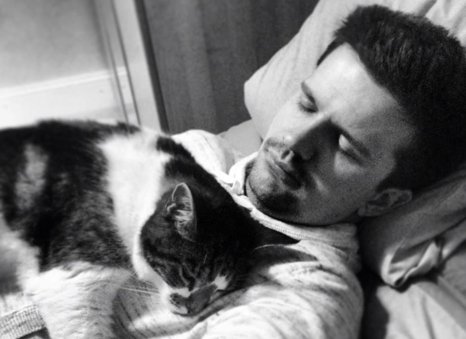 KatyMarketFresh's tweet photo. Back at #littleflat with #littlecat & @austinrathe - looking just like this after he ran #LondonMarathon in 4:05hrs! http://t.co/ULKlcBX7Zz