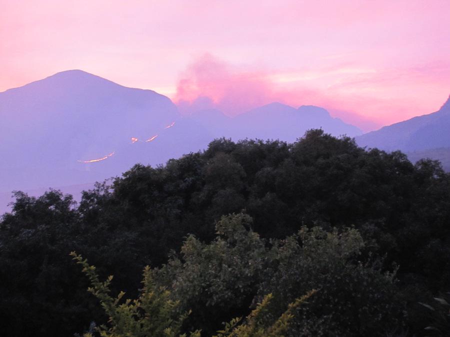 welvanpas's tweet photo. @welvanpas thankful ending of fires, blue and white route closed for now, black and yellow open http://t.co/aFFHzeeJei