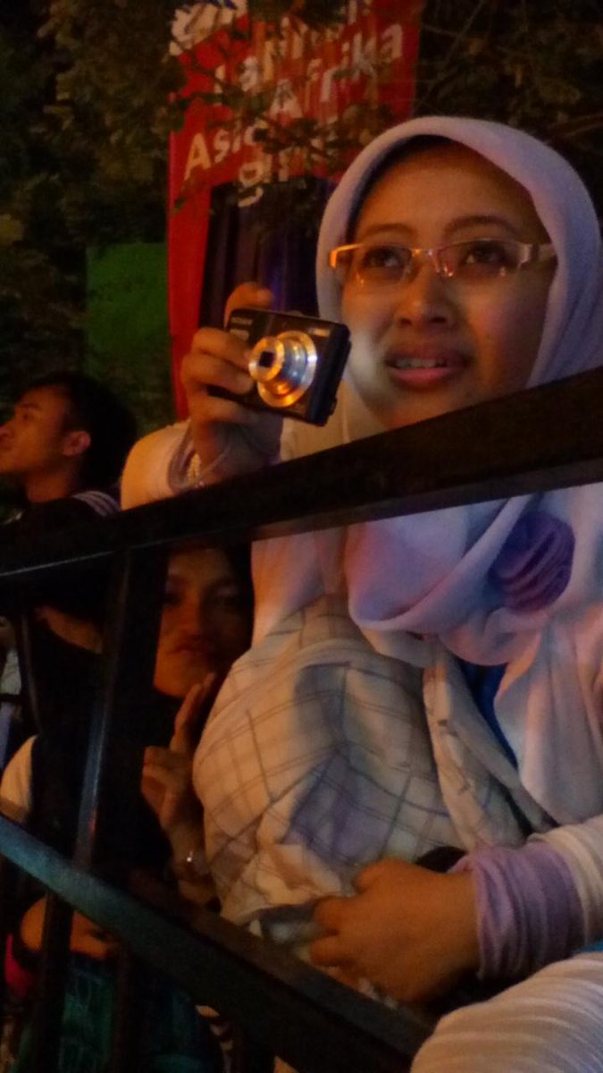 abudsingkong's tweet photo. meskipun dibalik barikade teteuup yaa ngeliput #FestivalOfNation @FebyJendraL @Your_Bandung @AACarnival2015 #AAC2015 http://t.co/JlaHjbqsss