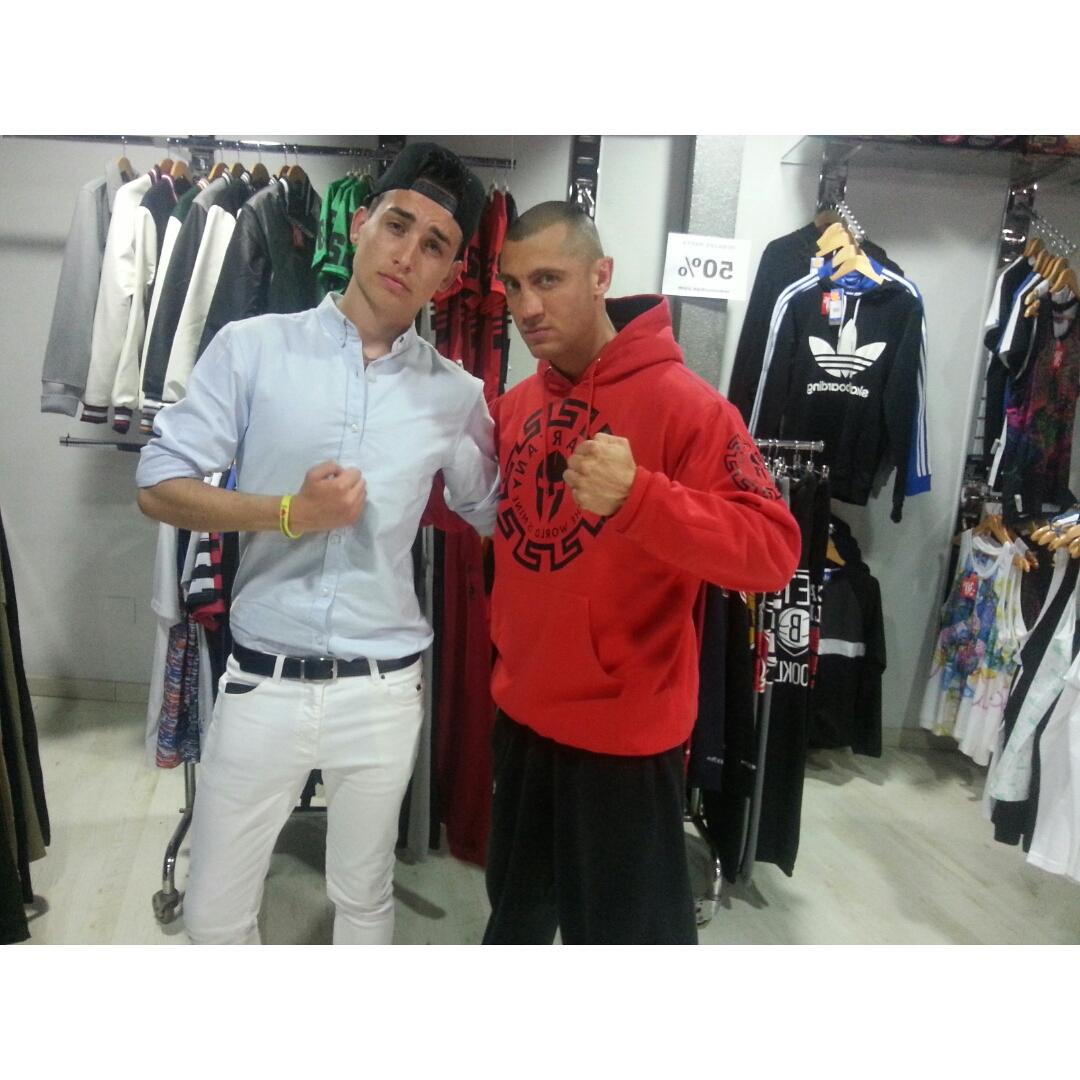 97Joseba's tweet photo. De compras por Benii y encontrate con una crak como el @julio_elferoz 💪💪💪💪👌💎 un placer haberte conocidoo!!!!! http://t.co/uCsMZRGxHB