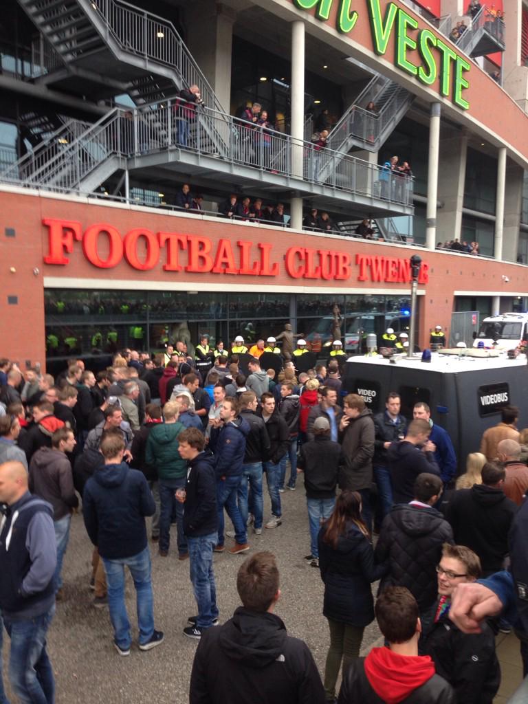 lindemanpim's tweet photo. Gespannen sfeertje bij #FCTwente na #tweaz http://t.co/ASykseSYcM