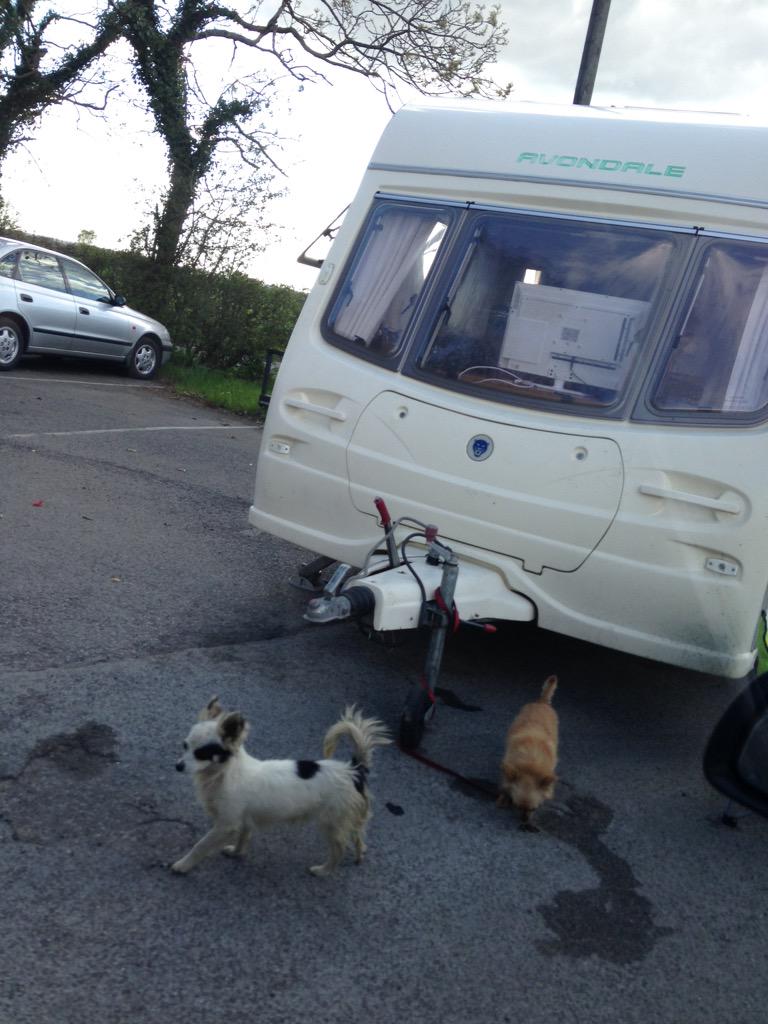 josheneve's tweet photo. Gypsys have taken over our golf club, doing the washing, got new green staff as well, unbelievable @GolfClubWankers http://t.co/2HL3Amv0lk