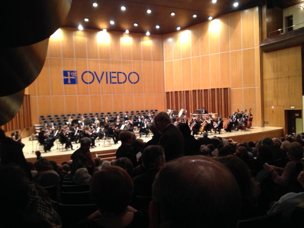 jclapuertapp's tweet photo. Esperando el Requiem de Verdi. Gracias a Dios que Oviedo mantiene las tradiciones. http://t.co/CkD2aWRD4K