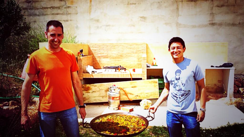 RHaryantoracing's tweet photo. This is how we spent our sunday in Valencia #Paellaaaa http://t.co/nEJerBEjXb