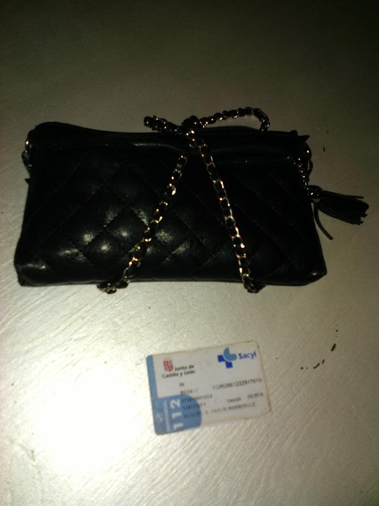 Ayer se encontró este bolso en el servicio de las chicas. RT para encontrar a su dueña. Gracias!