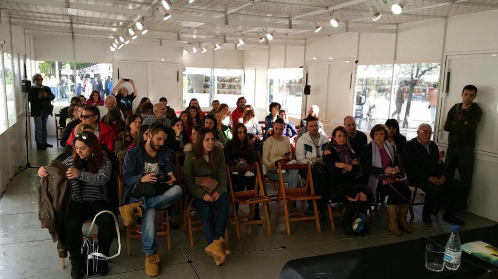 ferialibrogr's tweet photo. Gracias amigos por acompañarnos esta tarde de domingo en las últimas horas de la Feria del Libro #FLG15 http://t.co/6AqsAaJYhA