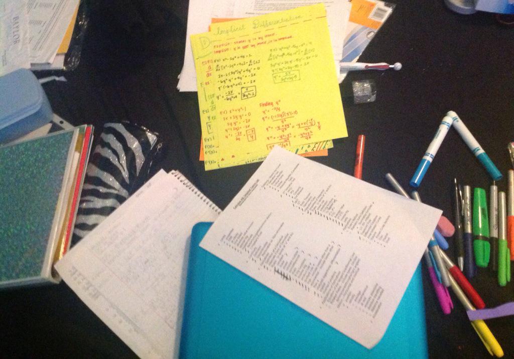 staygoldentae's tweet image. Senior year was supposed to be easy... 😔😭 #homeworkoverload