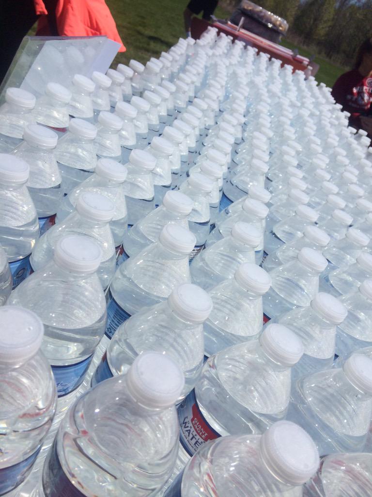 SkeeterStomp's tweet photo. Thank you Giant Eagle for the water for the runners! http://t.co/MCiAsi0nIg