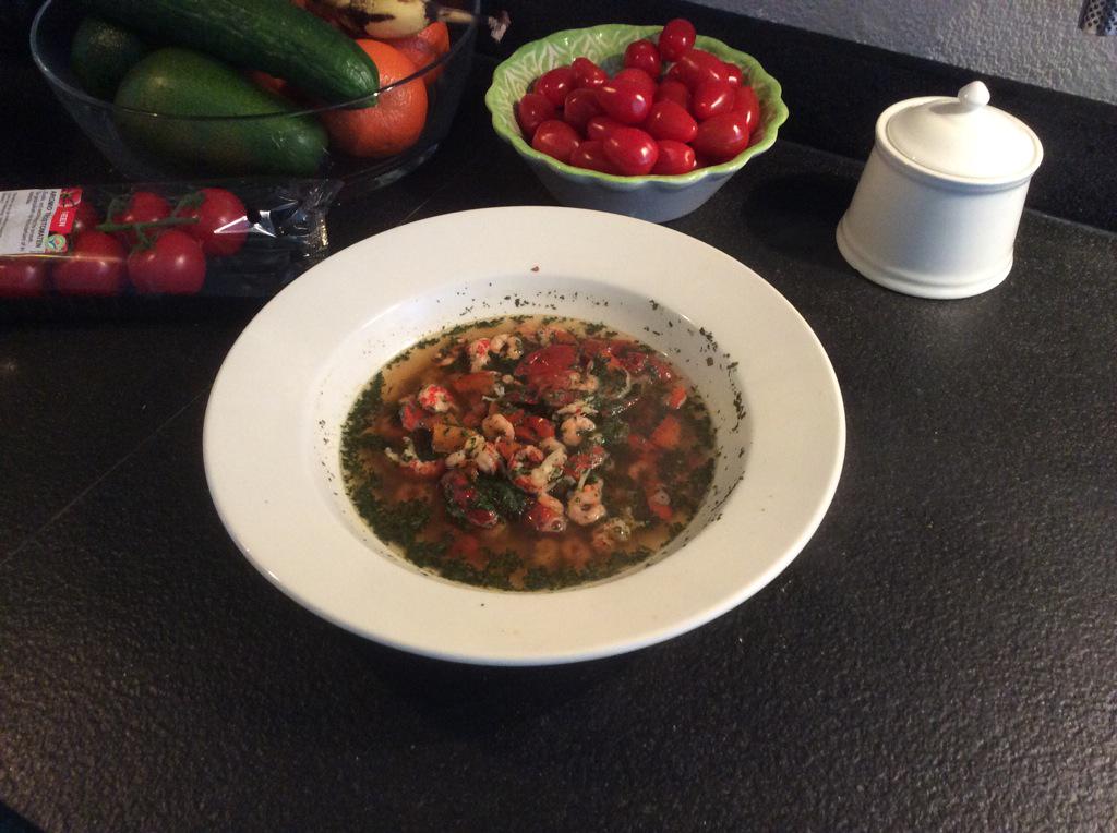 maartenvanoost's tweet photo. Garnalen-Kervelsoep: halve paprika, cherry-tomaatjes, groente bouillon, garnalen of rivierkreeftjes, kervel. http://t.co/erMk3hXy2q