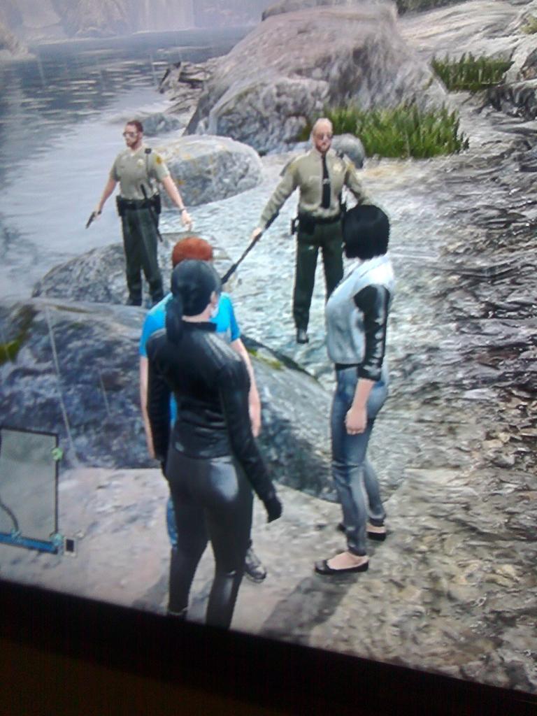 _Falling_Down's tweet photo. Los policías de Gta5 son unas mariposas. http://t.co/W4Z6bfeyBS