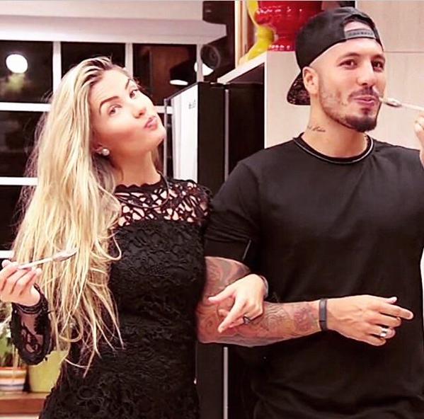 RealiityEucurto's tweet photo. “O que ninguém sabe, ninguém estraga”
Ps:Eu amo essa foto ♥ #FerlineContraOMundo http://t.co/HmWm7eCLuS