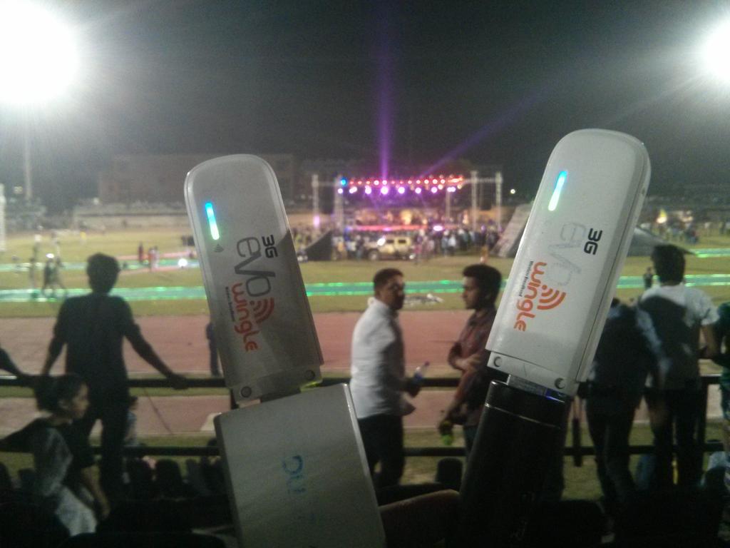 hfarhanahmed's tweet photo. These two angels.. Saved us today. #Lahore #DewAction http://t.co/1xsnStKFoS
