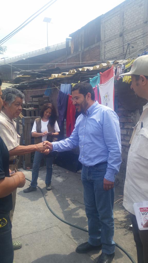 martibatres's tweet photo. Recorriendo la colonia Tacubaya en la delegación Miguel Hidalgo con el candidato Enrique de la Rosa Luna Parra. http://t.co/5ovNYuhkUu