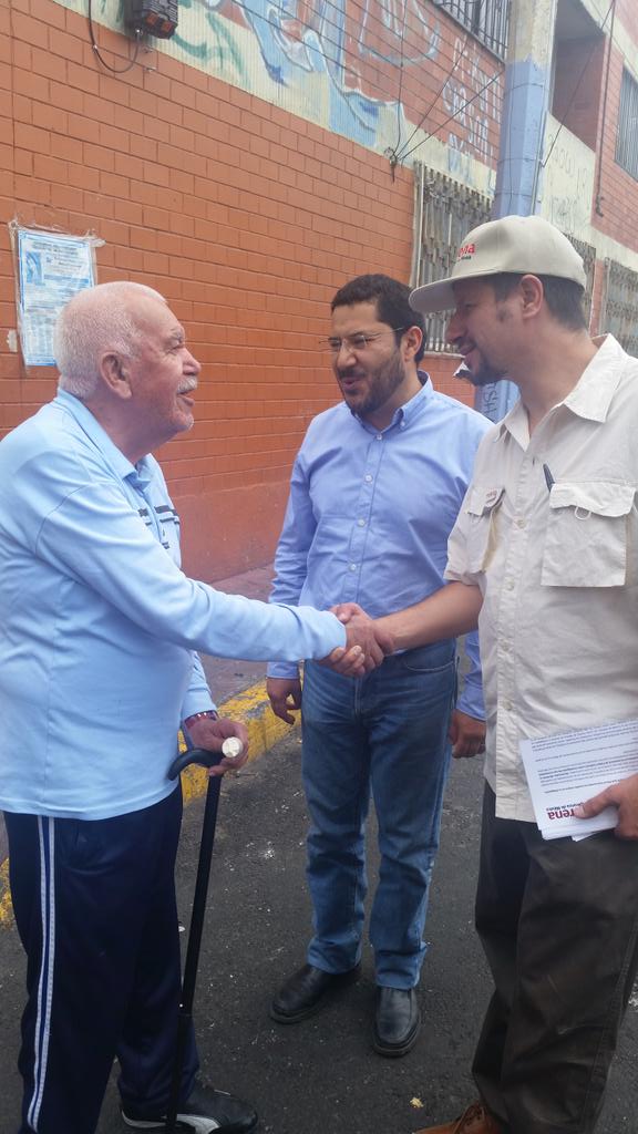 martibatres's tweet photo. Recorriendo la colonia Tacubaya en la delegación Miguel Hidalgo con el candidato Enrique de la Rosa Luna Parra. http://t.co/5ovNYuhkUu
