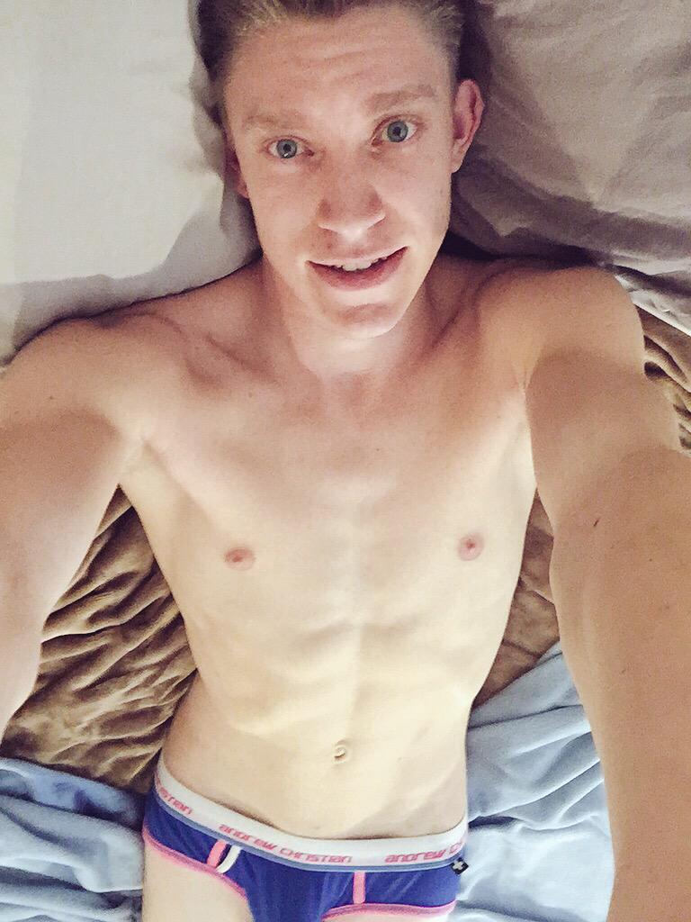 60 more followers to hit 5k- help me make it happen! #gay #gaymodel #SundayFunday http://t.co/NdVjvl