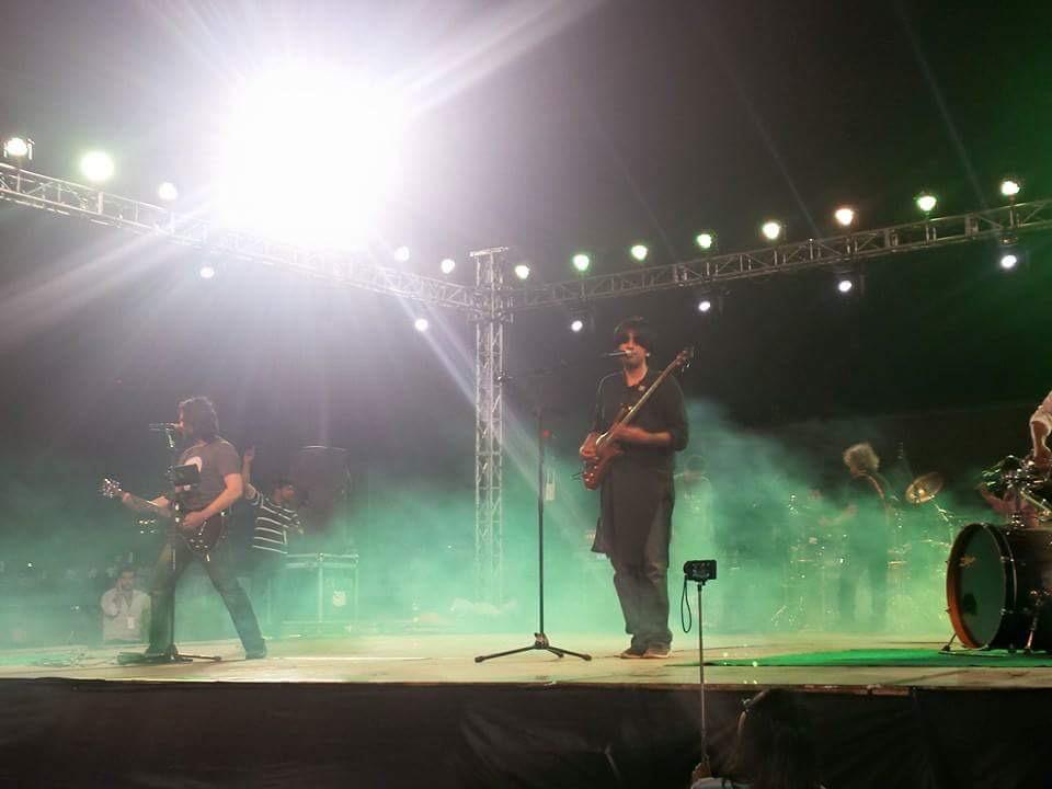 LalaLoyalist's tweet photo. Hou manwa ray! Fangirling moment. 😍 #Noori performing at #DewAction event #Lahore. http://t.co/r7DAqWAN5u