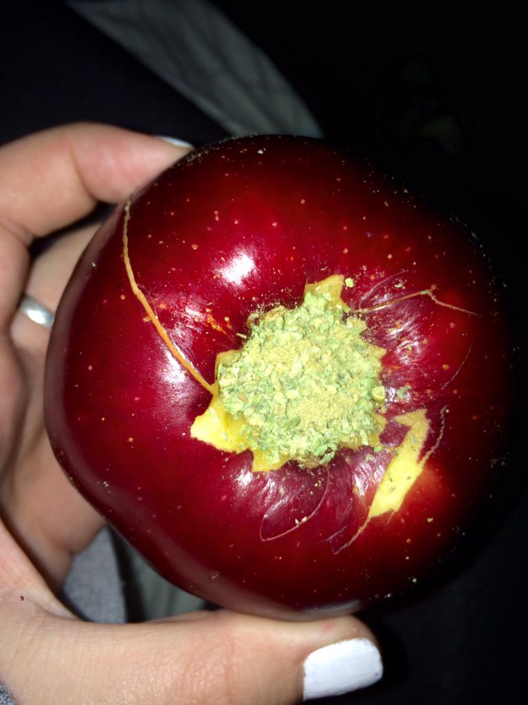queens420's tweet photo. an apple a day keeps the doctor away 😚💨 http://t.co/oySN30xzoq