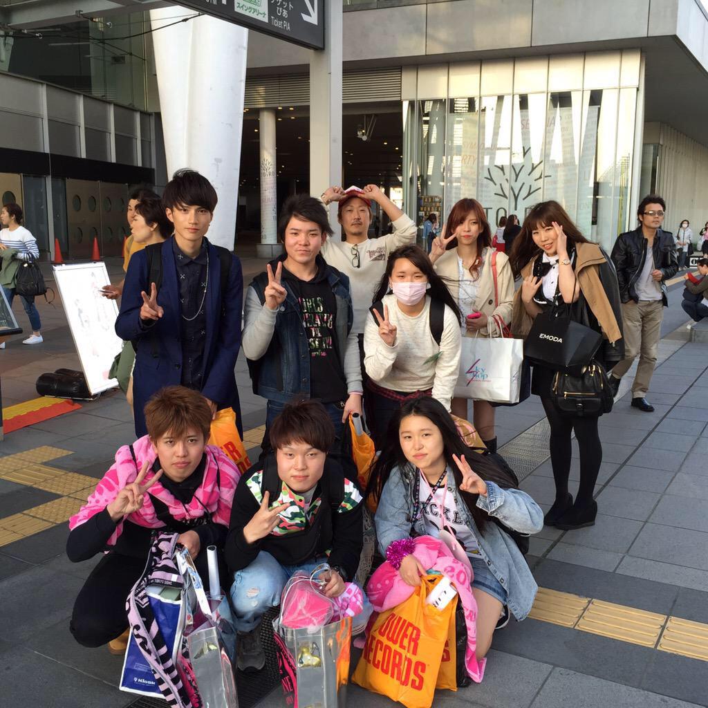 shjsonegg_2422's tweet photo. いい2日間やったなー！
ほんまにいろんな人と出会って初めて徹夜でグッズ並んだりいろんな経験したこともあったけどほんま楽しかったな^ ^
会いたい人とも会えたし！会えんかった人も2人ぐらいおったけど今度会いましょー！
#cacthGG http://t.co/CVMV31rzga
