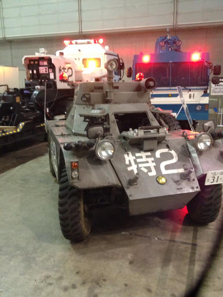 にしても劇中だとまだフェレット装甲車してた大根役者がこうやって見ると レイバー指揮車 にしか見えないんだよなぁ 形が似てるってのもあるけど やっぱり背景の圧倒的強さある 鰐軍曹 Scoopnest