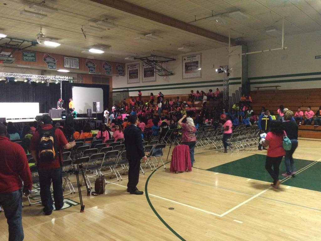 SharonYooKING5's tweet image. Hundreds have gathered at memorial HS for the #unitysummit #nbc15