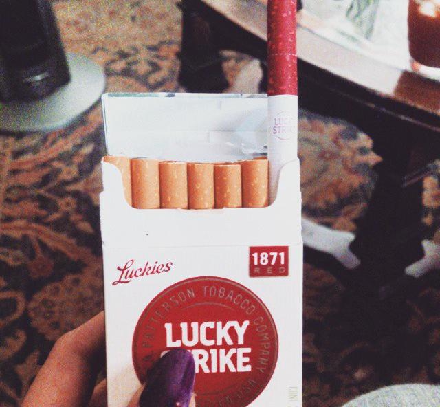 DahliaSGalvez's tweet image. El #rojito 2 veces en un mes!! Qué trataran de decirme mis cigarros? #luckyStrike #theredone 😒😑