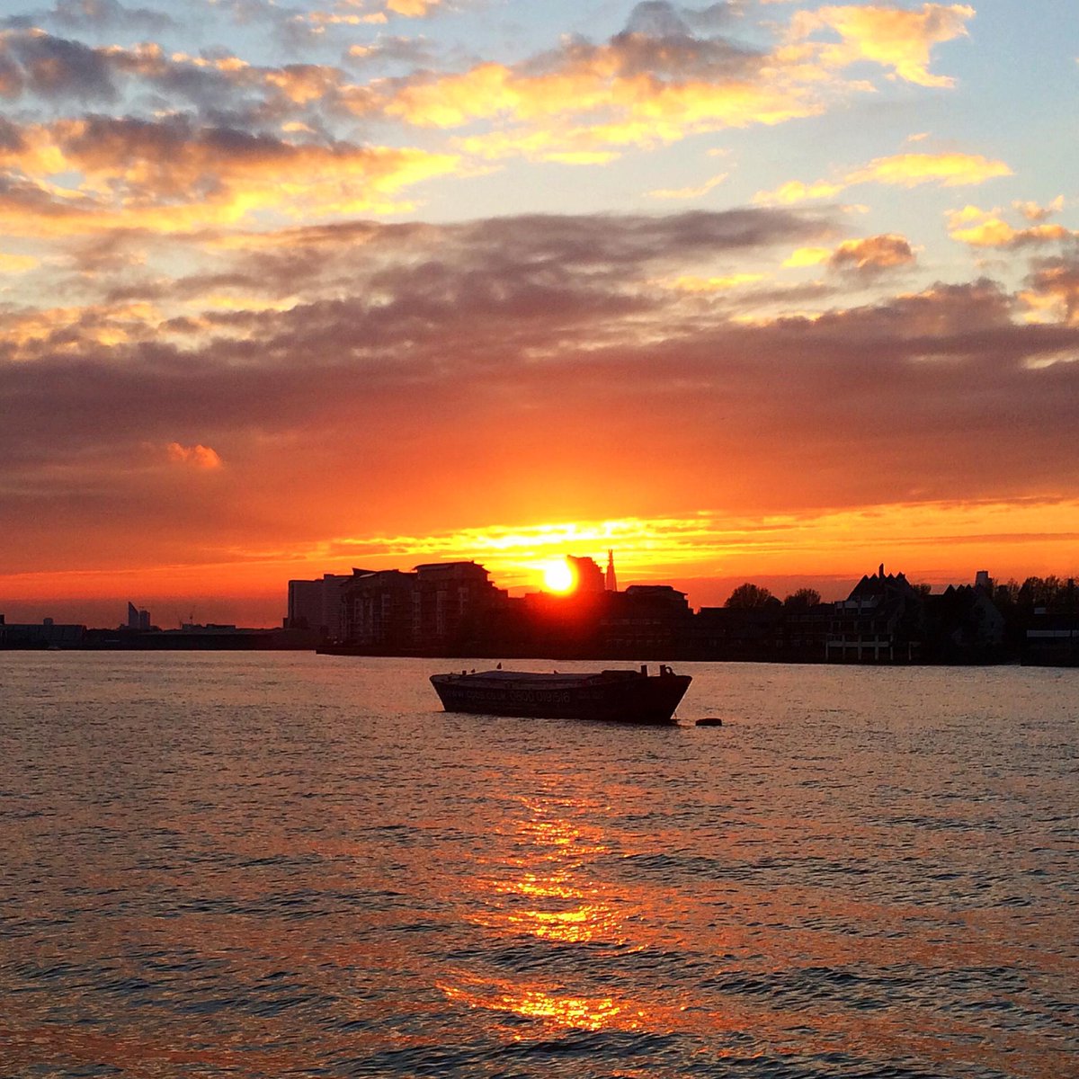 Fundamentals's tweet photo. Greenwich sunset half an hour ago @TrafalgarT #Greenwich http://t.co/PWqRNhKaTD