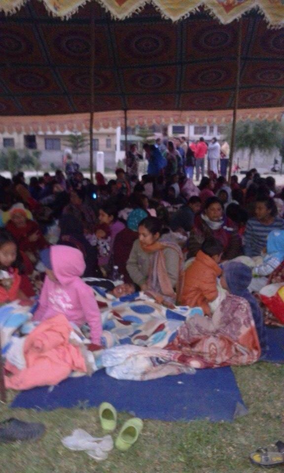 Klaar voor nog een nacht buiten. In regen en kou #NepalEarthquake