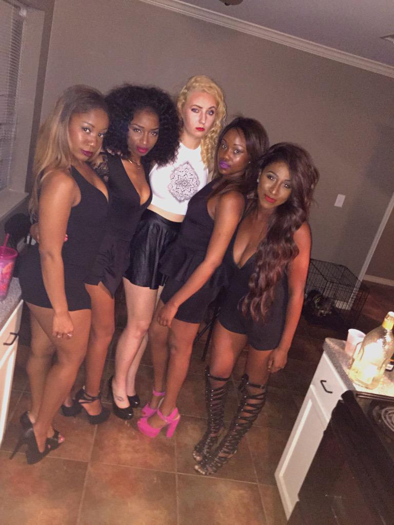 JessOpeezy's tweet photo. Squad goals #stoplight9 π¦@CallMeNyasha @katieemayy_ @Ronnisha__ @ReenaObrina http://t.co/xbCHneDDb8