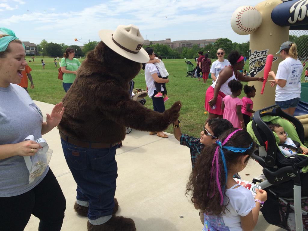 GL_parksguy's tweet photo. Meet pirates, Smokey and @bv_bombers KA-BOOM! @RPTSKiteFest @RPTS_TAMU http://t.co/JSszV7t0yd