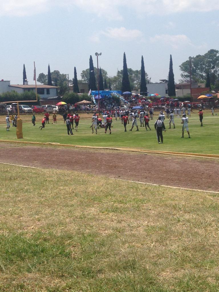 tigresumad's tweet photo. Felicidades al equipo de americano de juvenil B al vencer al equipo de lobos BUAP en el campeonato interprepas Puebla http://t.co/OJTz2GmllW