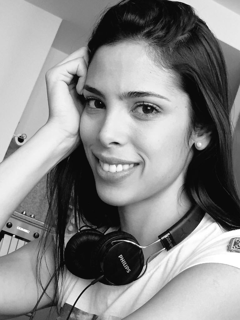 mariapazdelgado's tweet photo. Ahora si ! Escuchando a @darthesjuan1 😬😬😬 http://t.co/p9KXGLgL9u