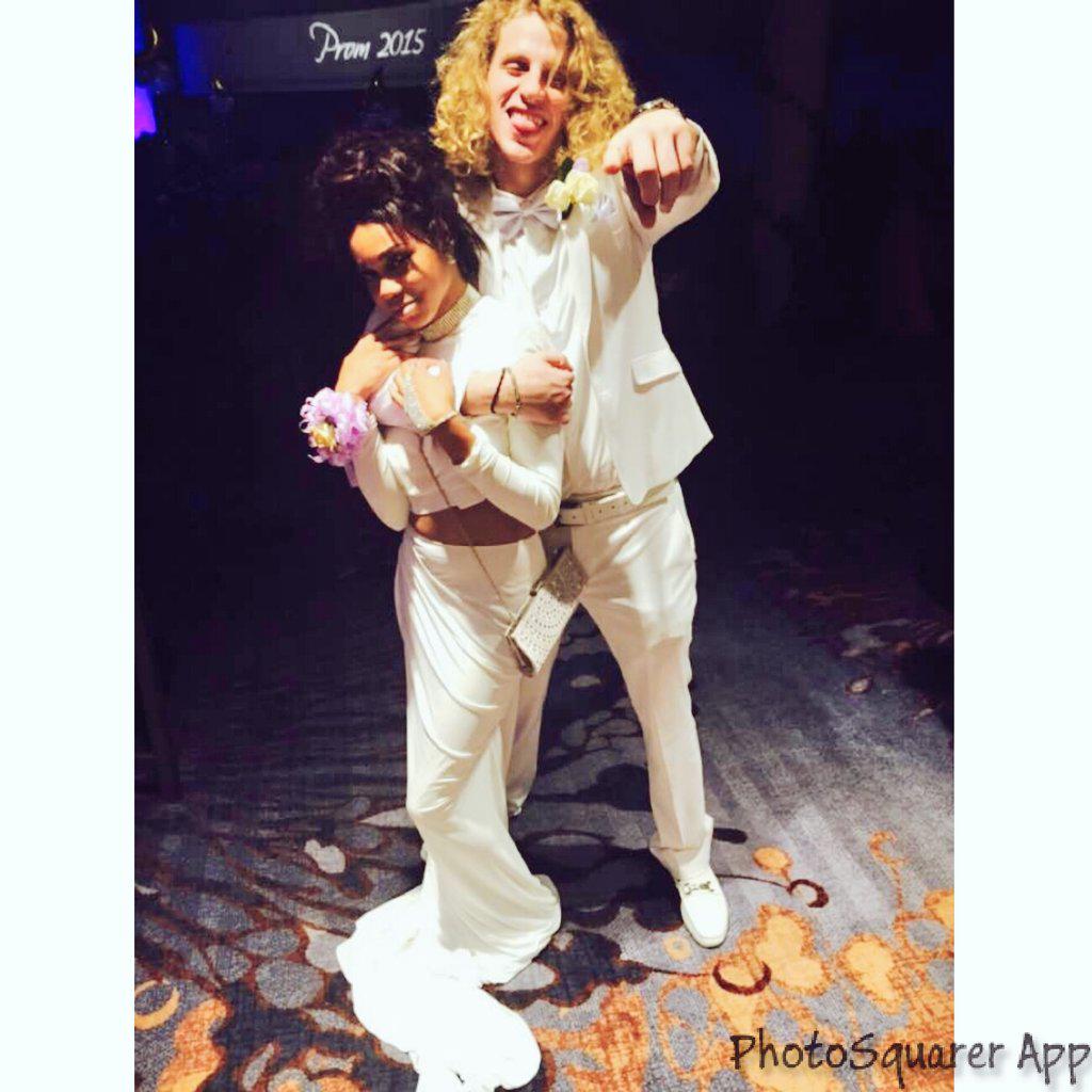 Bandzinoooo's tweet photo. Prom Shit #Promicide #LeaveNoWitness #prom2k15 #prompics_2015 http://t.co/tPEIeJpgYR