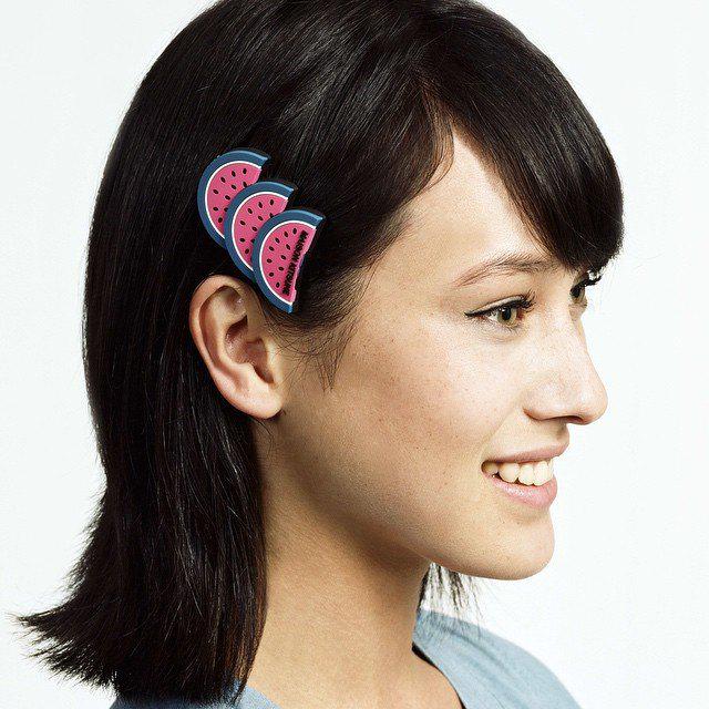 kitsune_japan's tweet photo. レッツSpring Shake!
ヘアーピンでディテールまで夏感アップ!🍉 #MaisonKitsune #SpringShake #アクセサリー http://t.co/n0nwrPjXaI