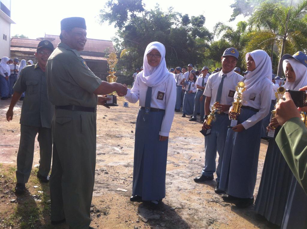 SmansaKetapang's tweet photo. Heeei. Ini siswa Smansa yg menang OSN tingkat Kab. Ketapang. Dan ada juga yang berhasil ditingkat prov!👏 http://t.co/zZTjViJyVW