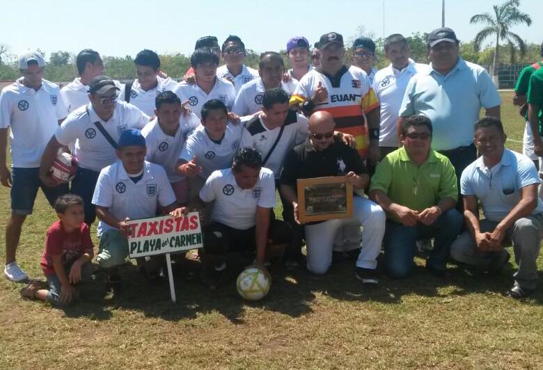 jesus_martin8's tweet photo. Taxistas de Playa del Carmen, Campeón de la #1raCopaTaxistas de fútbol. En Cozumel Quintana Roo... #Admon2015-2018 http://t.co/b0wrCMDa1l