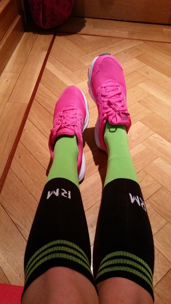 CriisCriado's tweet photo. Un poco de deporte nocturno en casa con las medias que me ha regalado @Anitaisla2 .. graciasss 😄 te quierooo ❤❤ http://t.co/irJWE2T1ei