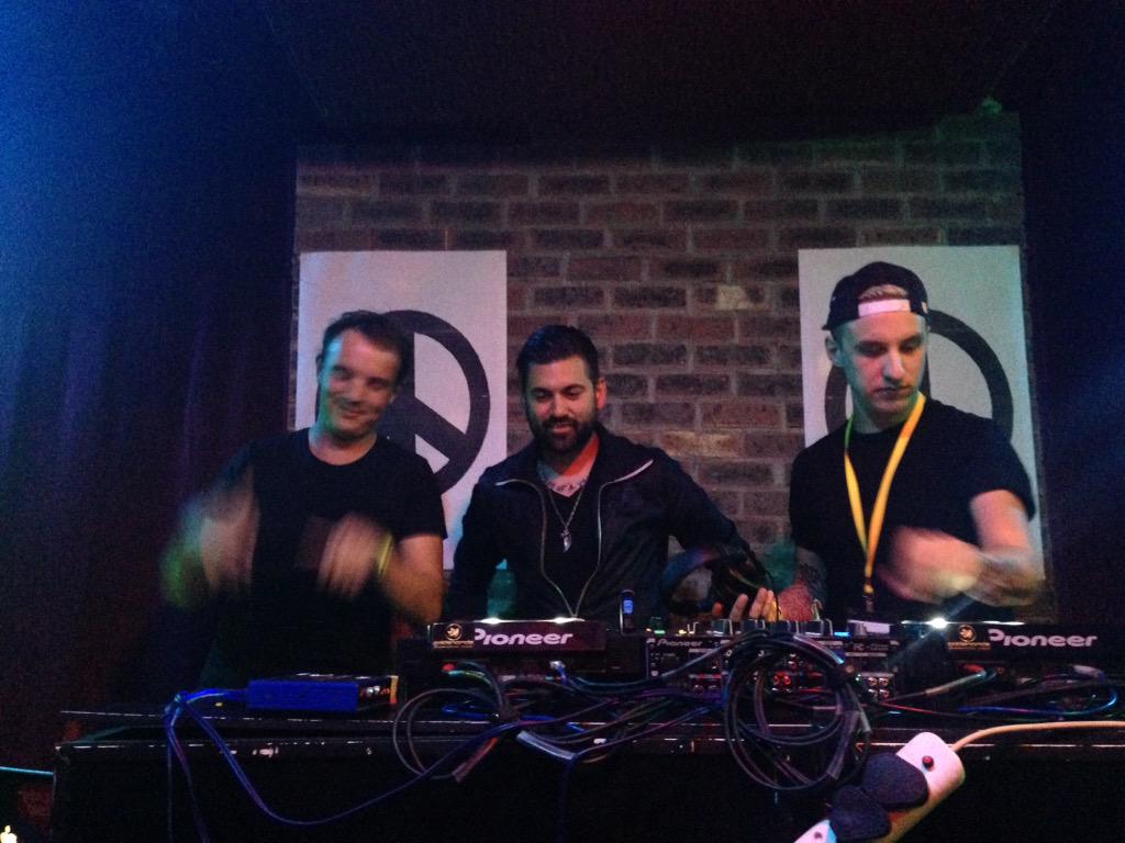 dean_cornwell's tweet photo. This doesn't happen very often @iamDasKapital vs @Grimehouse_SA right now @SaPopfest #CPT REP http://t.co/59g1Hk8t9r