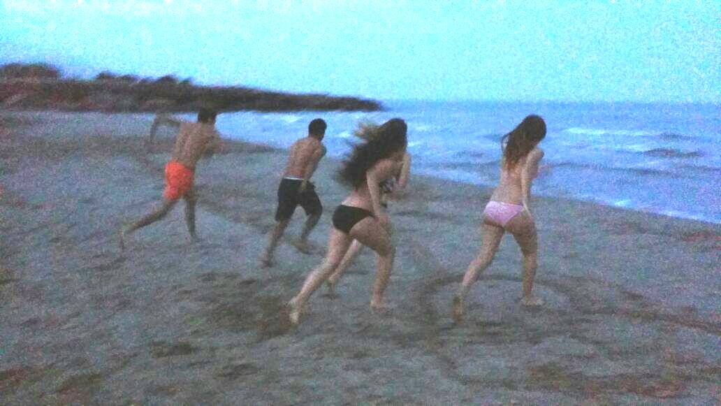 Azaharaa23's tweet photo. Primer baño del año #Peñiscola http://t.co/uyTuuyRzdX