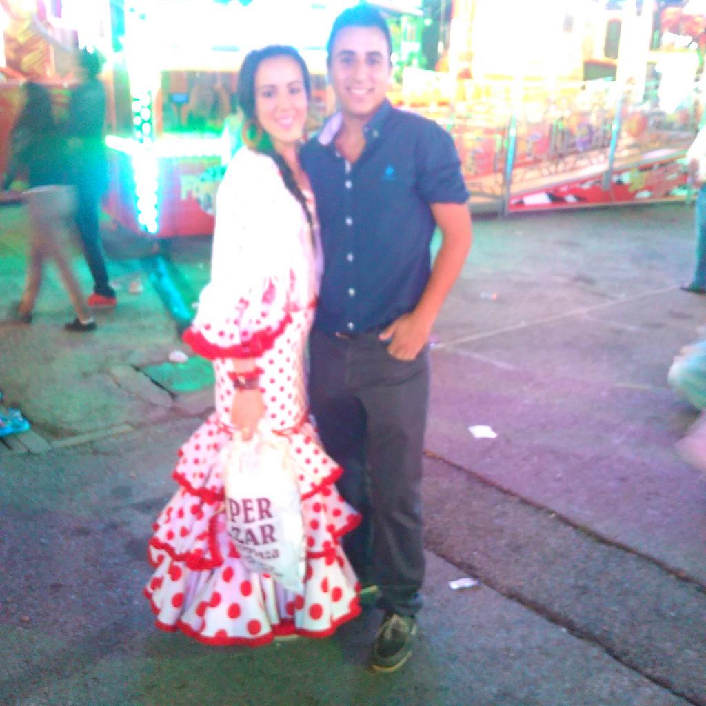 lara_vanee's tweet photo. Buena Feria Al Lado De Mi Gemela Tequierooo http://t.co/W98WPcO5tT