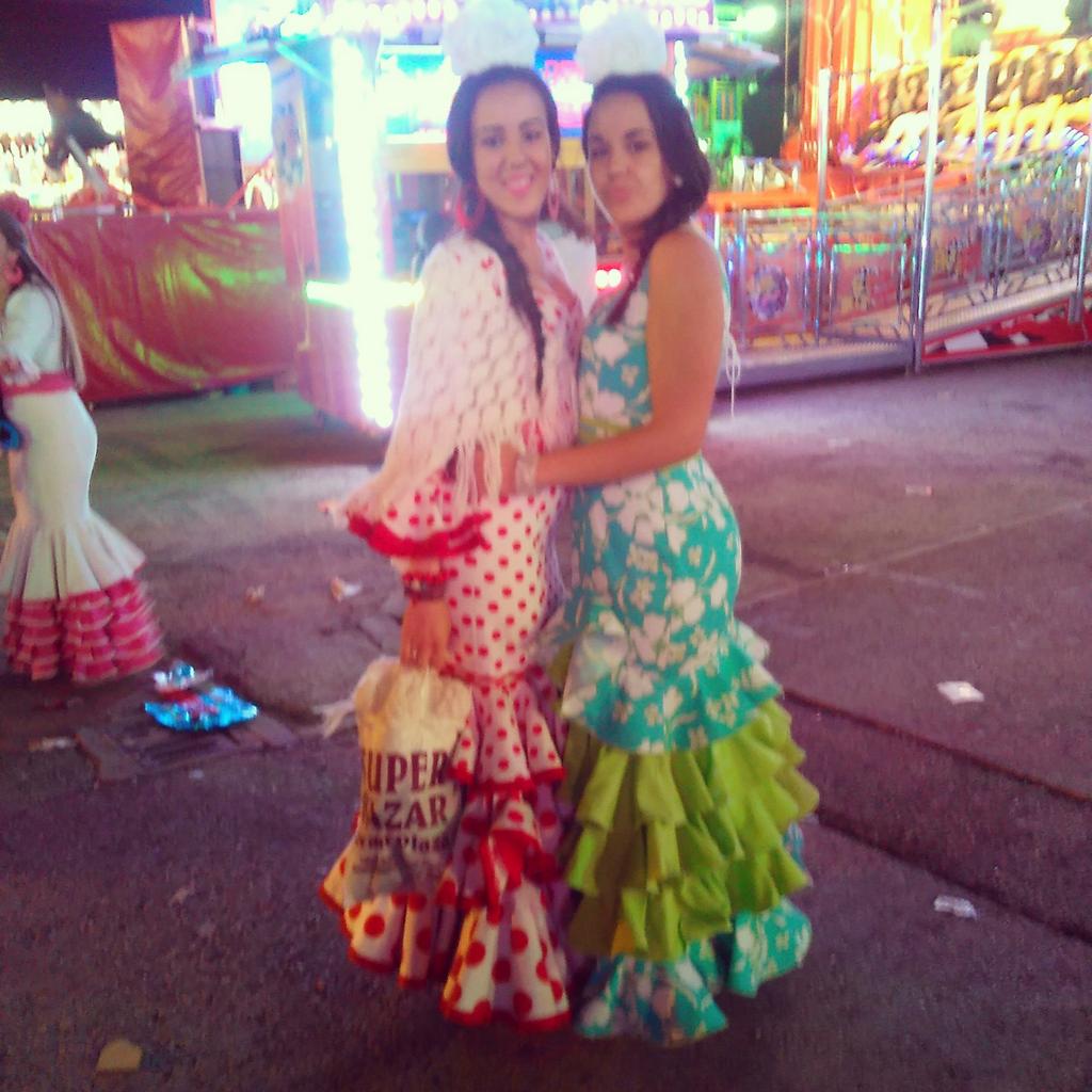 lara_vanee's tweet photo. Buena Feria Al Lado De Mi Gemela Tequierooo http://t.co/W98WPcO5tT