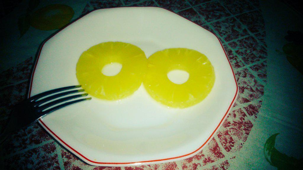 mariajesus_gl's tweet photo. Después de un McOfertas, empezamos el choque de la piña @cory_313 :-P http://t.co/k0CcKEotnY