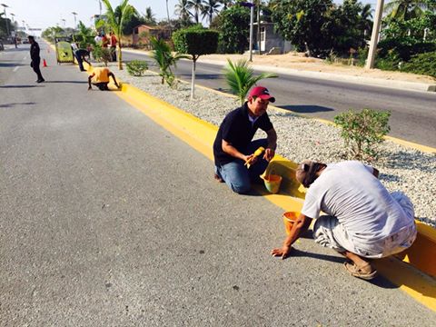 SColotepec's tweet photo. "El Edil de Colotepec Carmelo Cruz, en el tequio el dia de hoy, con su Cabildo @GabinoCue #ColotepecAvanza @ahcixol http://t.co/df0u3TjFpI