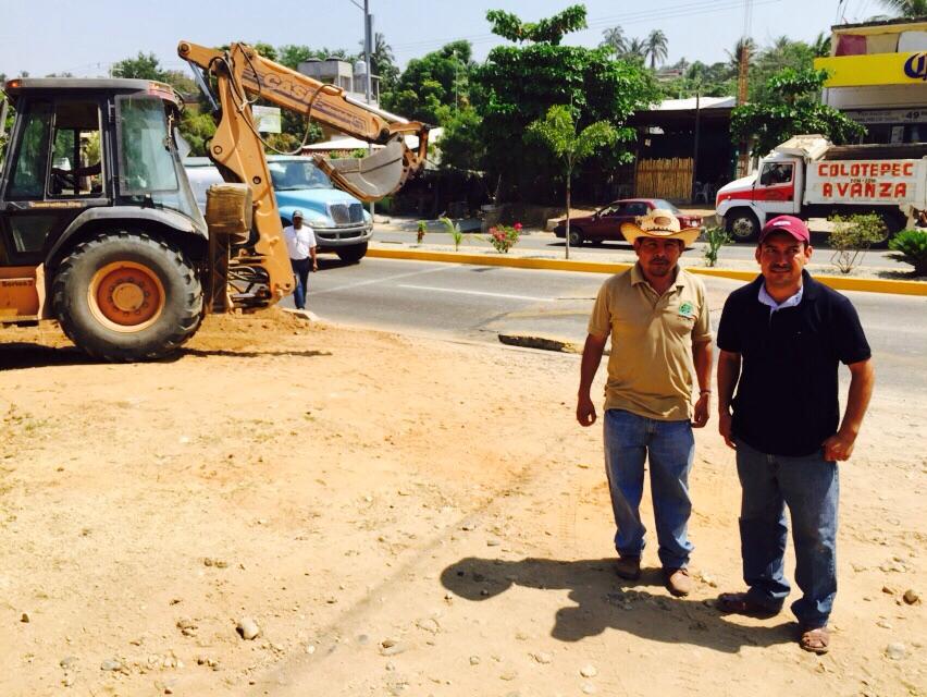 SColotepec's tweet photo. "Carmelo Cruz Edil de Colotepec, en el tequio, para embellecer #PuertoEscondido #ColotepecAvanza #TwitterOax http://t.co/TRlsBDQWjZ