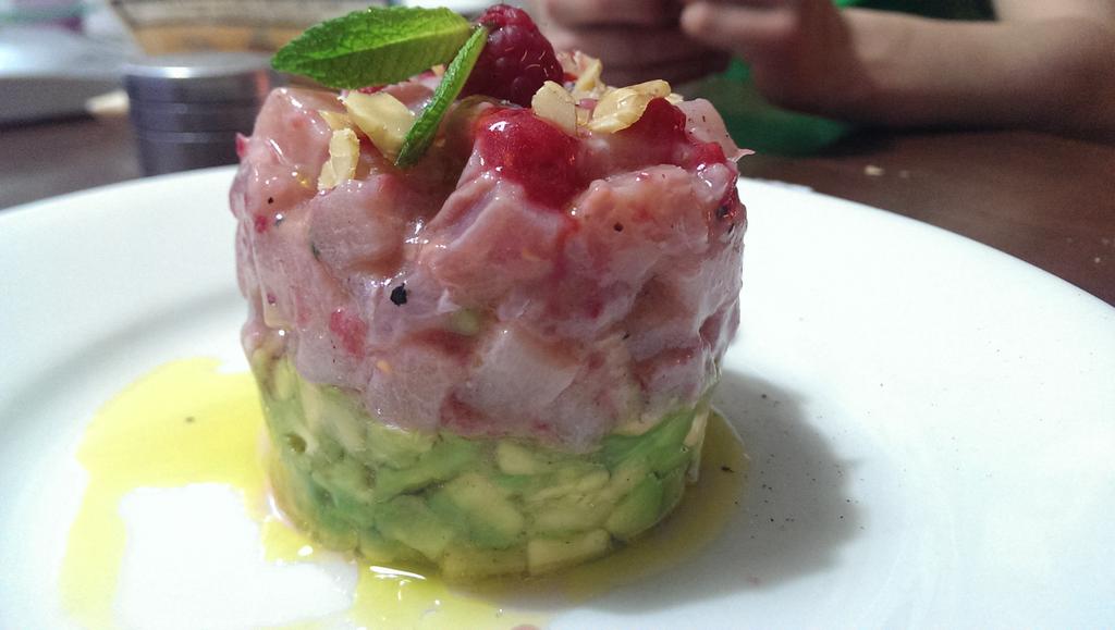 ScolariGiovanni's tweet photo. Tartare di spada con vinagrette al lampone su letto di avocado #Foodporn #tartare #food http://t.co/bkXz2Tf9T0