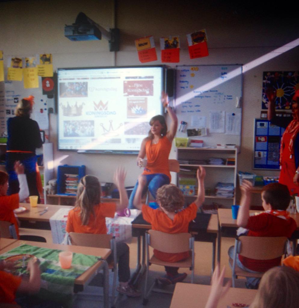 JolindaVerhaert's tweet photo. @MichelleTorn Dat was leuk! De hele groep zong speciaal voor jou!🎁#Koningsdag #DeLoopplank http://t.co/Dn2qtrG6VX