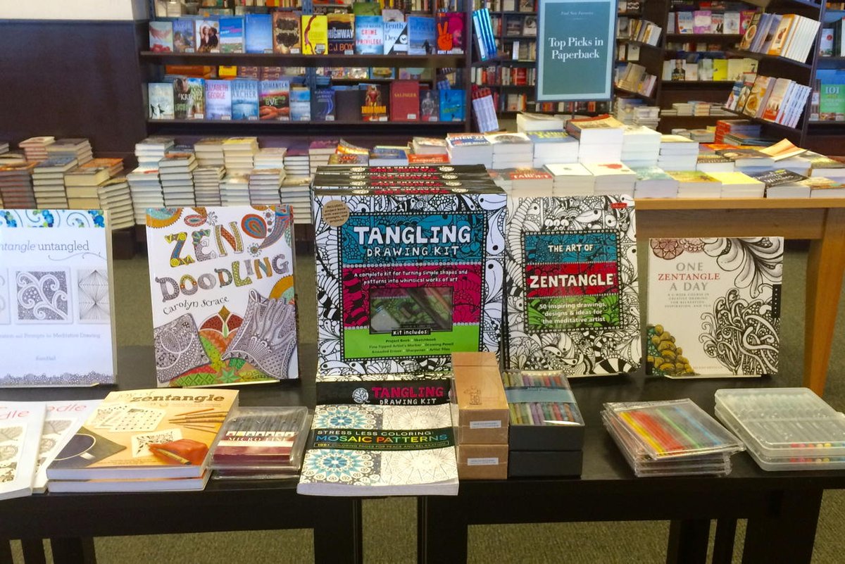 AnneLanda1's tweet photo. .@WalterFoster  Tangling dominating the front table at Barnes &amp; Noble. http://t.co/LazbZowy19